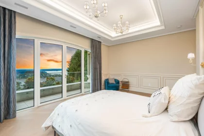 Guest Bathroom Photo of 839 Eyremount Drive, West Vancouver, BC