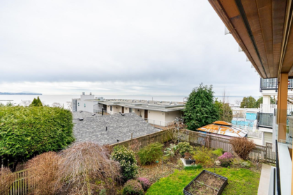 Entry Foyer Photo of 14976 Beachview Avenue, White Rock, BC