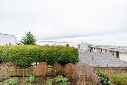 Hallway Photo of 14976 Beachview Avenue, White Rock, BC