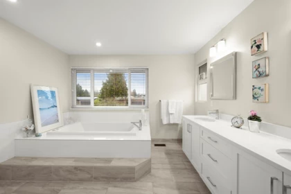 Guest Bathroom Photo of 515 Erin Place, Delta, BC