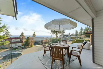 Kitchen Island Photo of 13259 14 Avenue, Surrey, BC