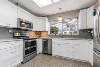 Kitchen Island Photo of 26 2023 Winfield Drive, Abbotsford, BC