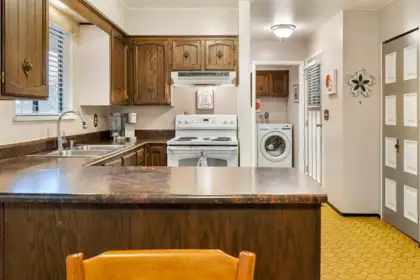 Kitchen Island Photo of 13474 15 Avenue, Surrey, BC
