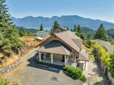 Family Room Photo of 931 Rivendell Drive, Bowen Island, BC