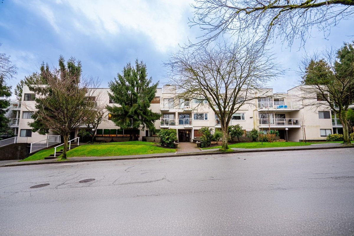 Family Room Photo of 318 830 E 7th Avenue, Vancouver, BC