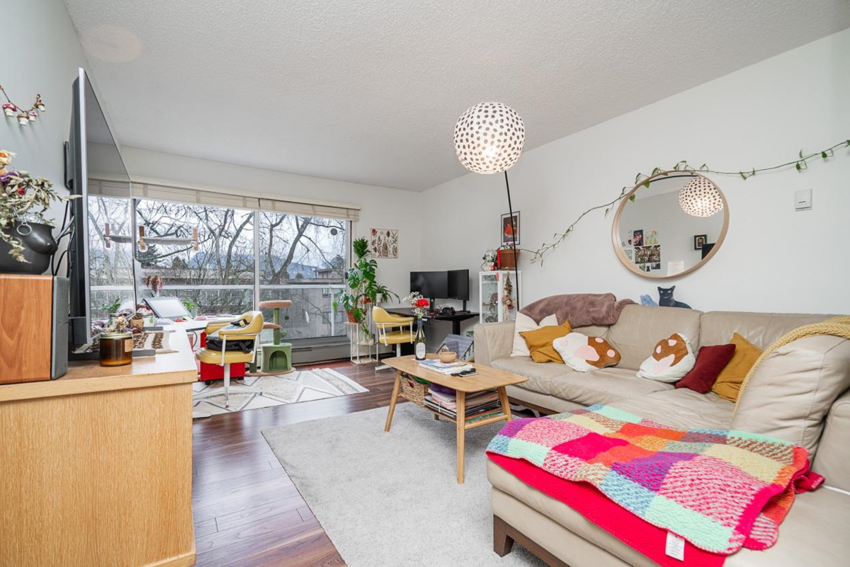Kitchen Island Photo of 318 830 E 7th Avenue, Vancouver, BC