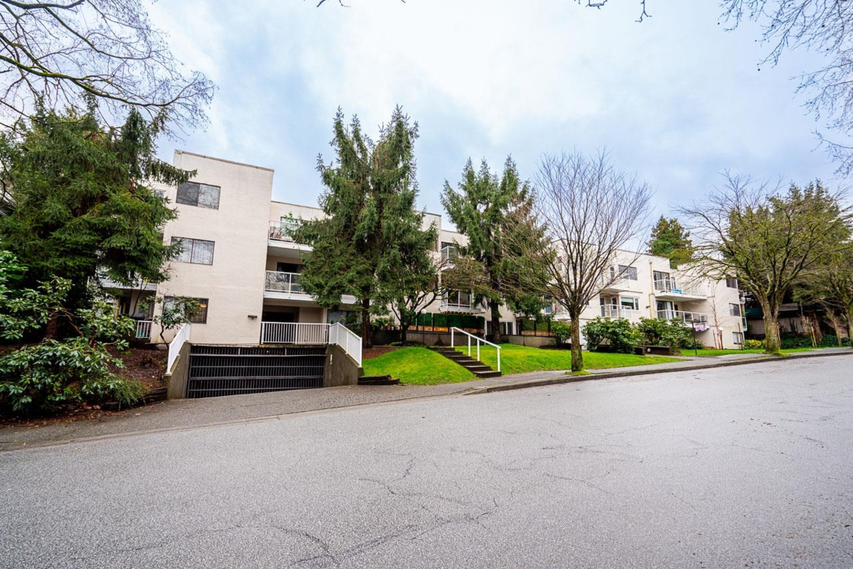 Living Room Photo of 318 830 E 7th Avenue, Vancouver, BC