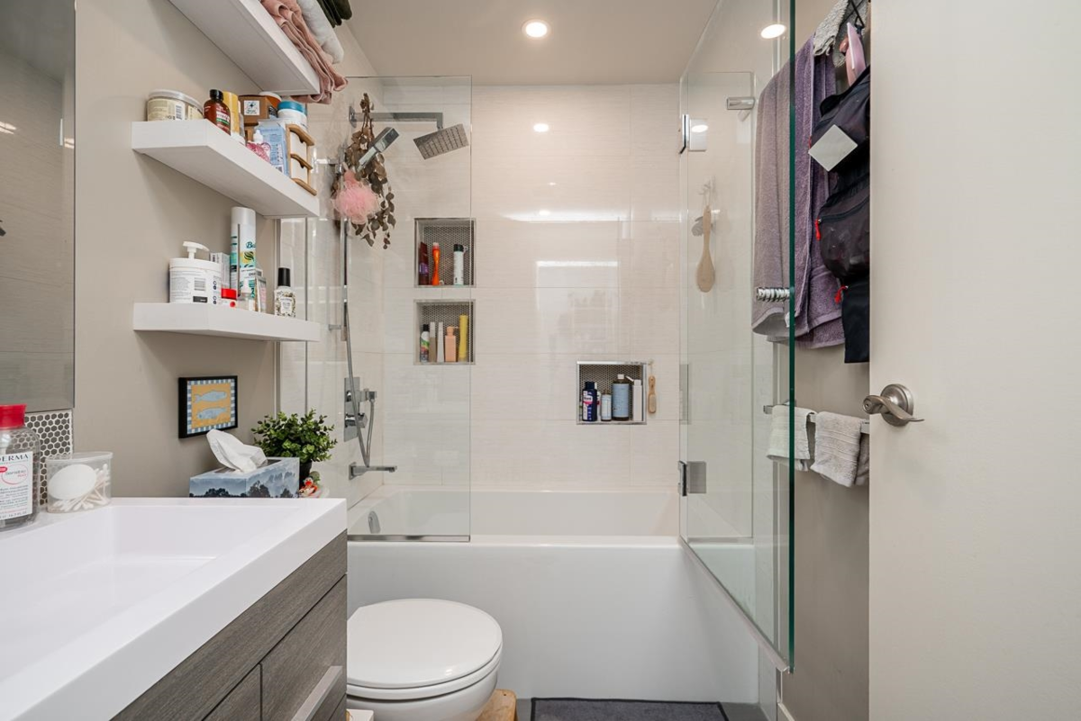 Powder Room Photo of 318 830 E 7th Avenue, Vancouver, BC