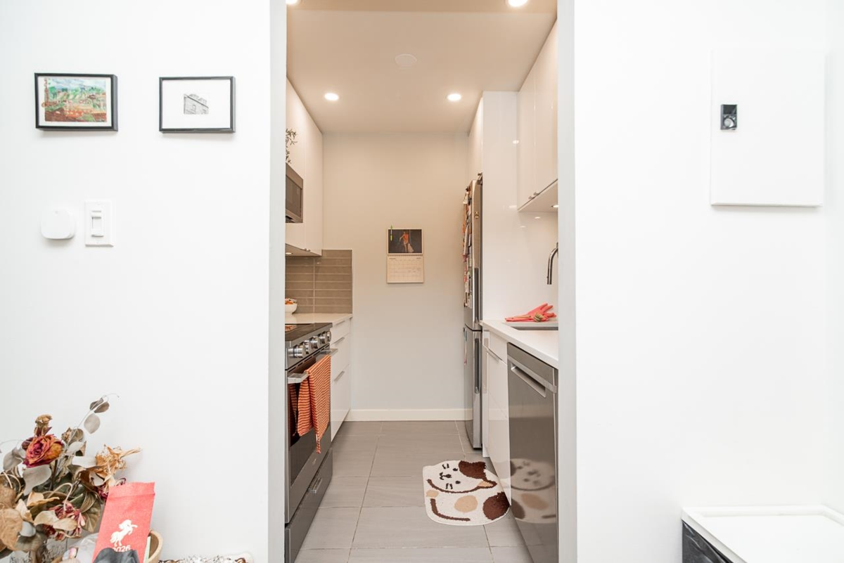 Primary Bathroom Photo of 318 830 E 7th Avenue, Vancouver, BC