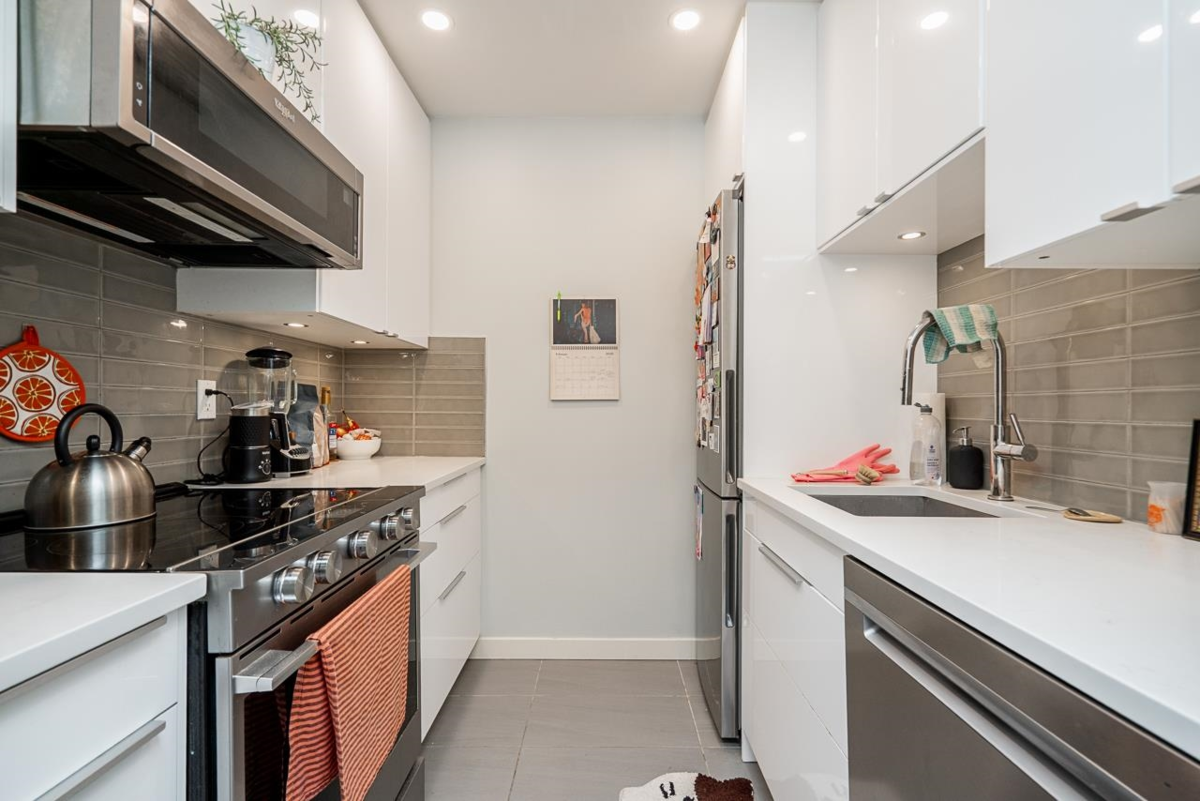 Walk-In Closet Photo of 318 830 E 7th Avenue, Vancouver, BC