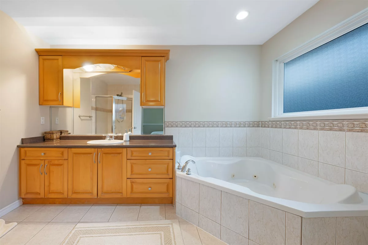 Entry Foyer Photo of 14621 81a Avenue, Surrey, BC