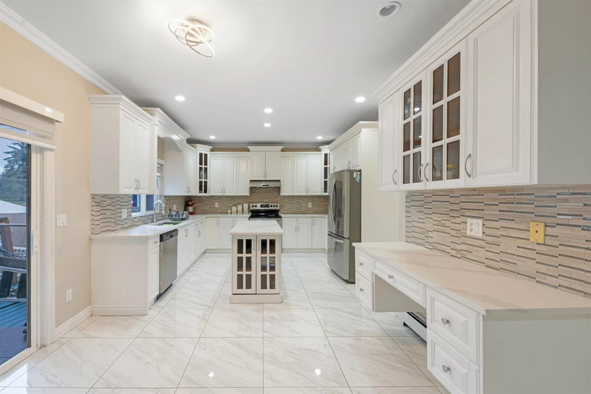 Kitchen Island Photo of 14621 81a Avenue, Surrey, BC