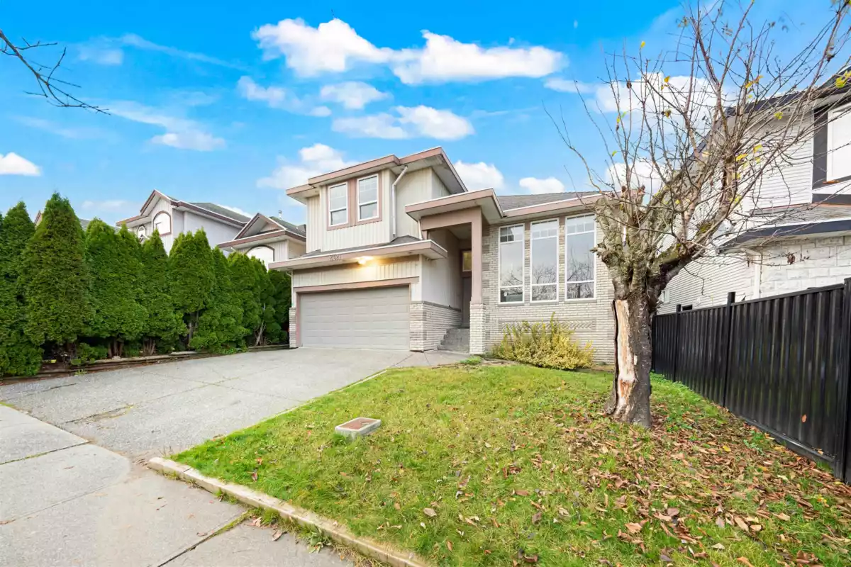Living Room Photo of 14621 81a Avenue, Surrey, BC