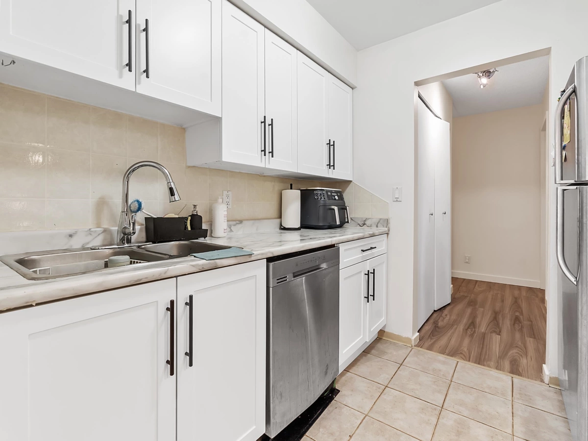 Kitchen Island Photo of 1615 10620 150 Street, Surrey, BC