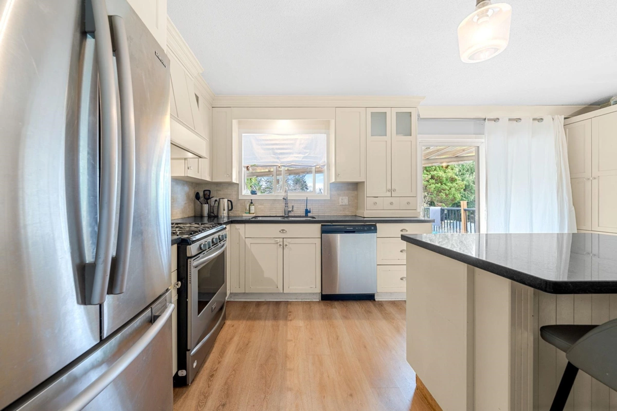 Kitchen Island Photo of 1276 Kent Street, White Rock, BC