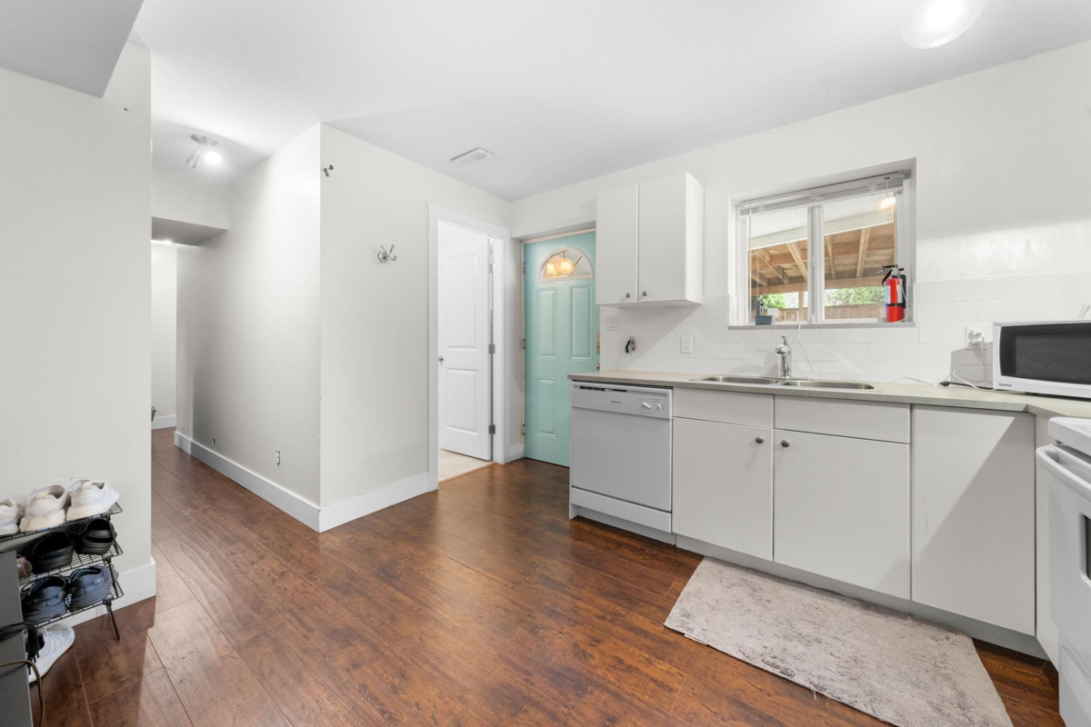 Powder Room Photo of 1276 Kent Street, White Rock, BC