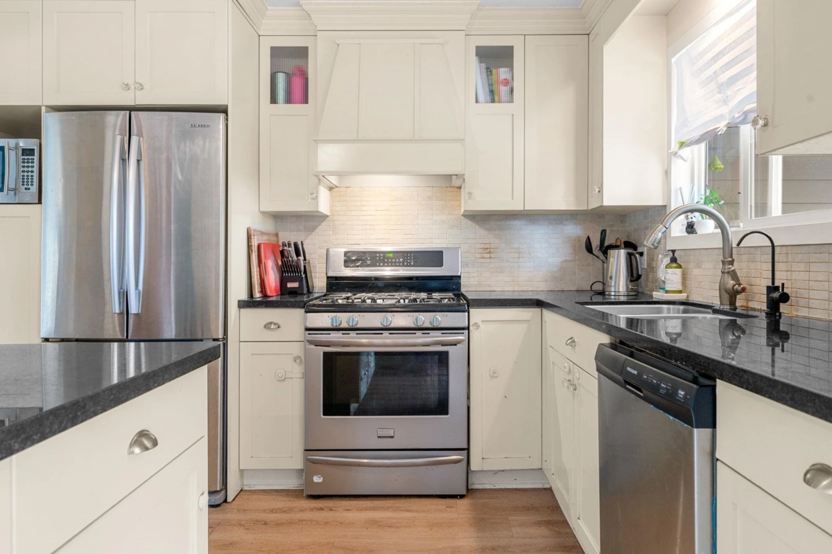 Walk-In Closet Photo of 1276 Kent Street, White Rock, BC