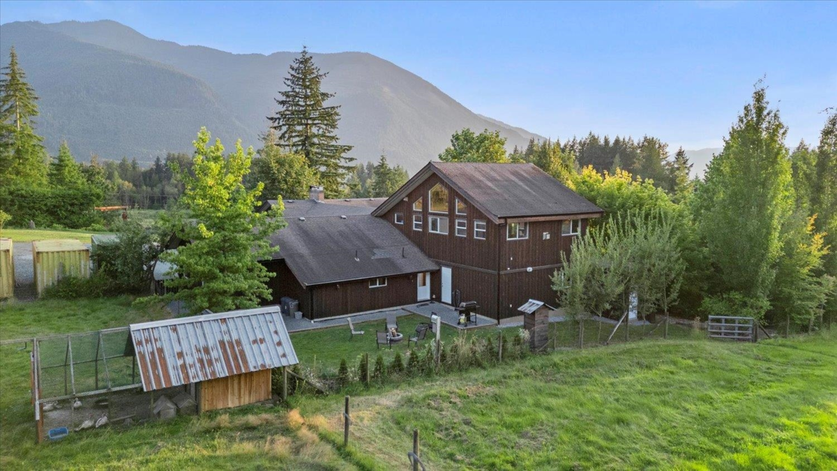 Dining Area Photo of 49825 Larsen Road, Chilliwack, BC