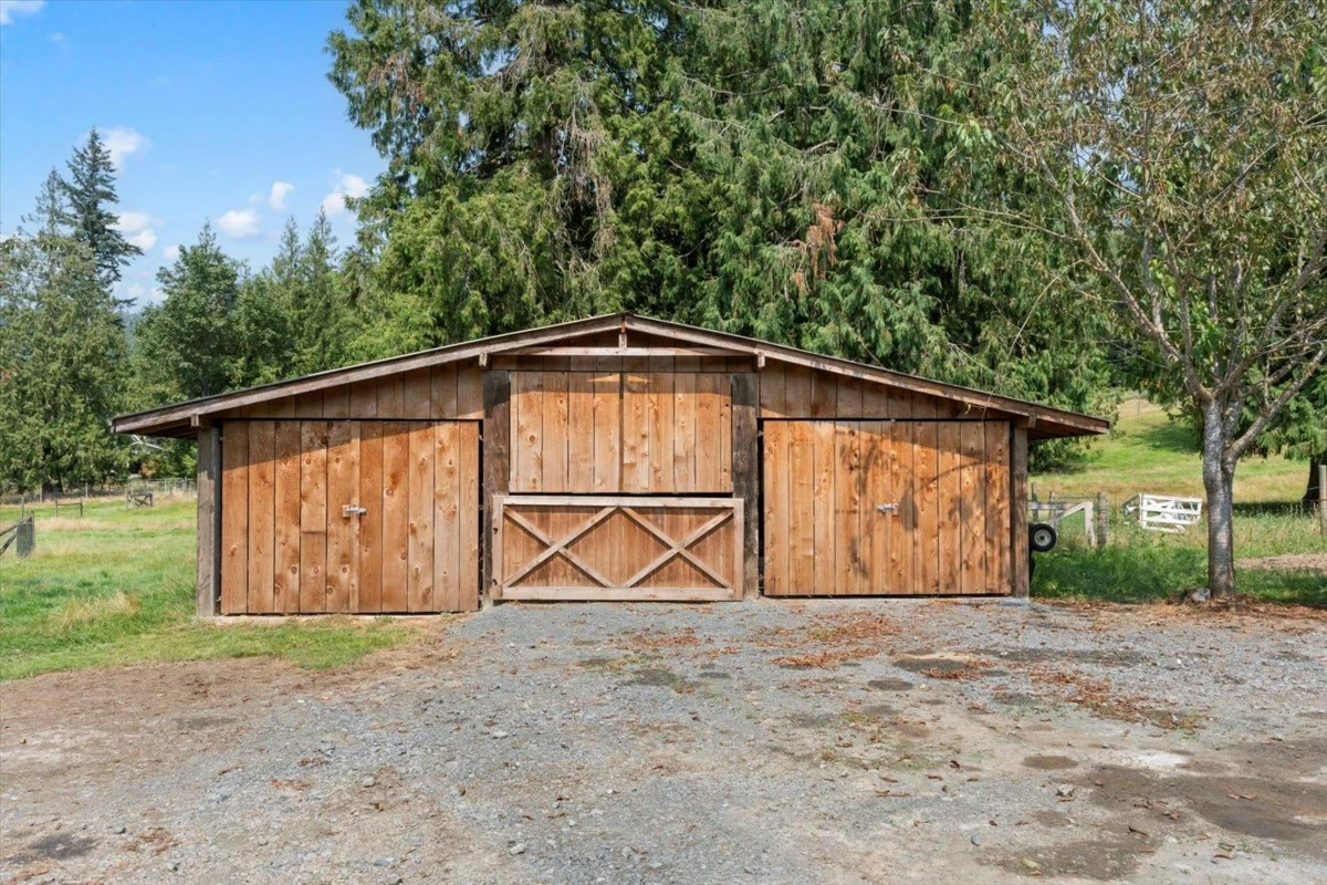 Kitchen Island Photo of 49825 Larsen Road, Chilliwack, BC