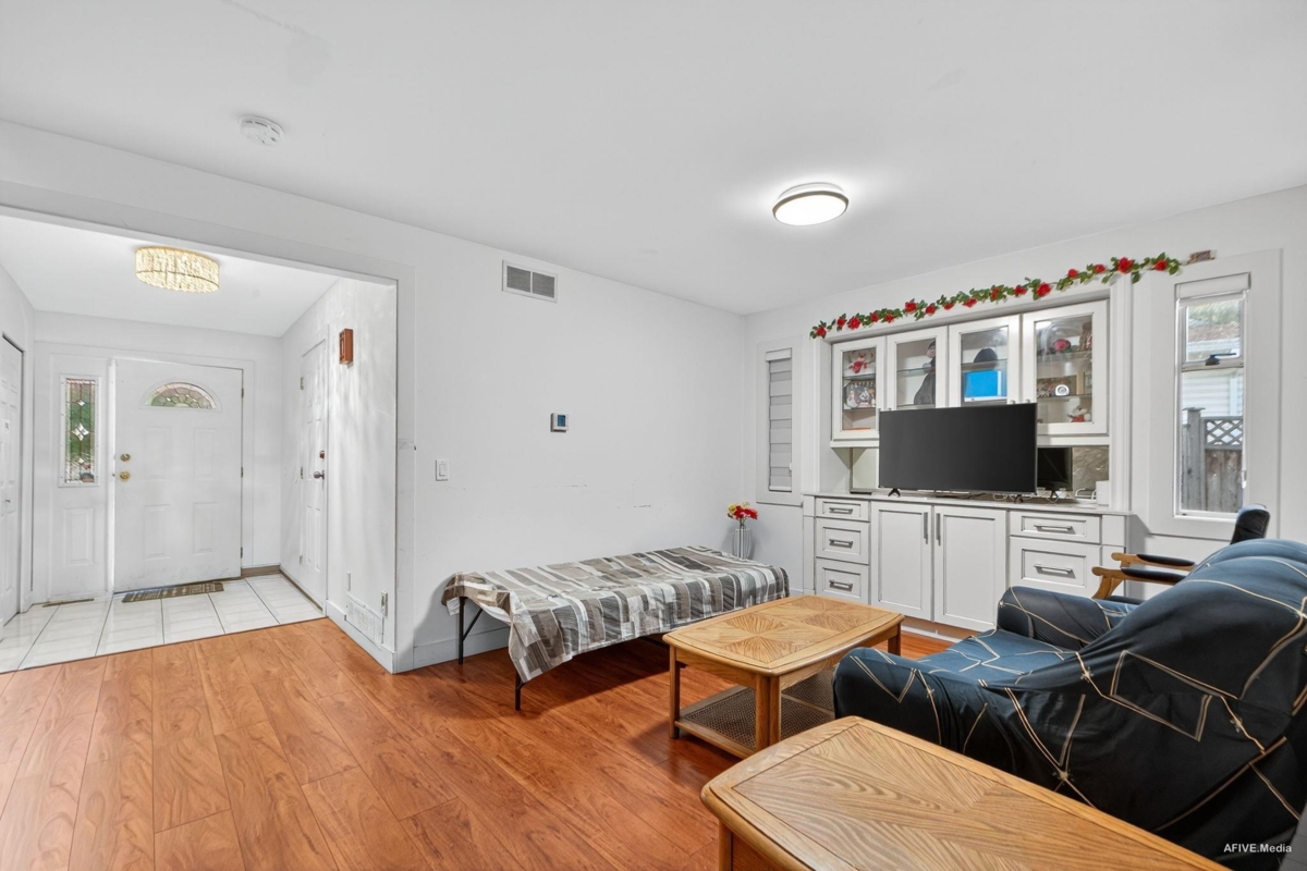 Kitchen Island Photo of 12079 84a Avenue, Surrey, BC