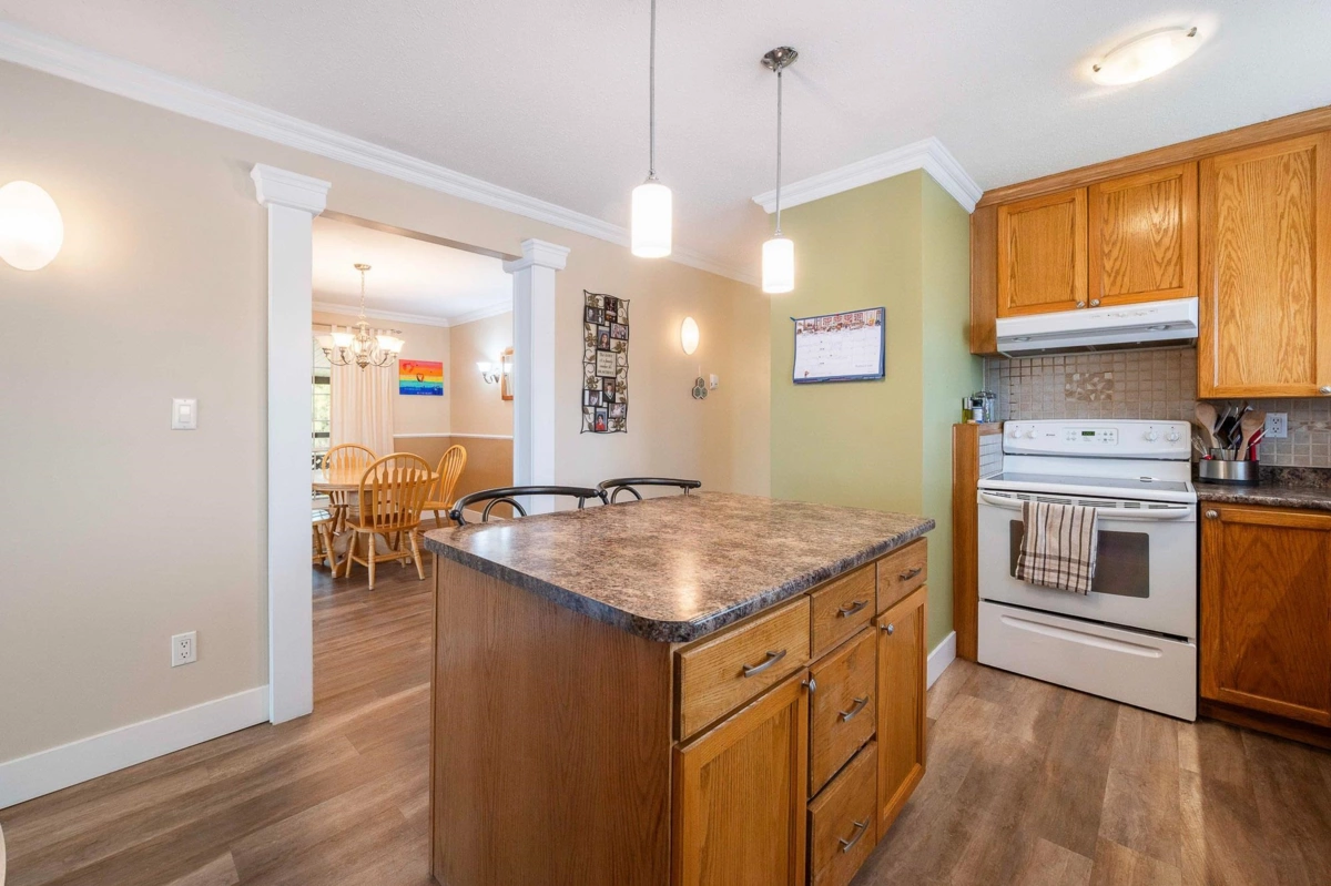 Kitchen Island Photo of 27157 28 Avenue, Langley, BC