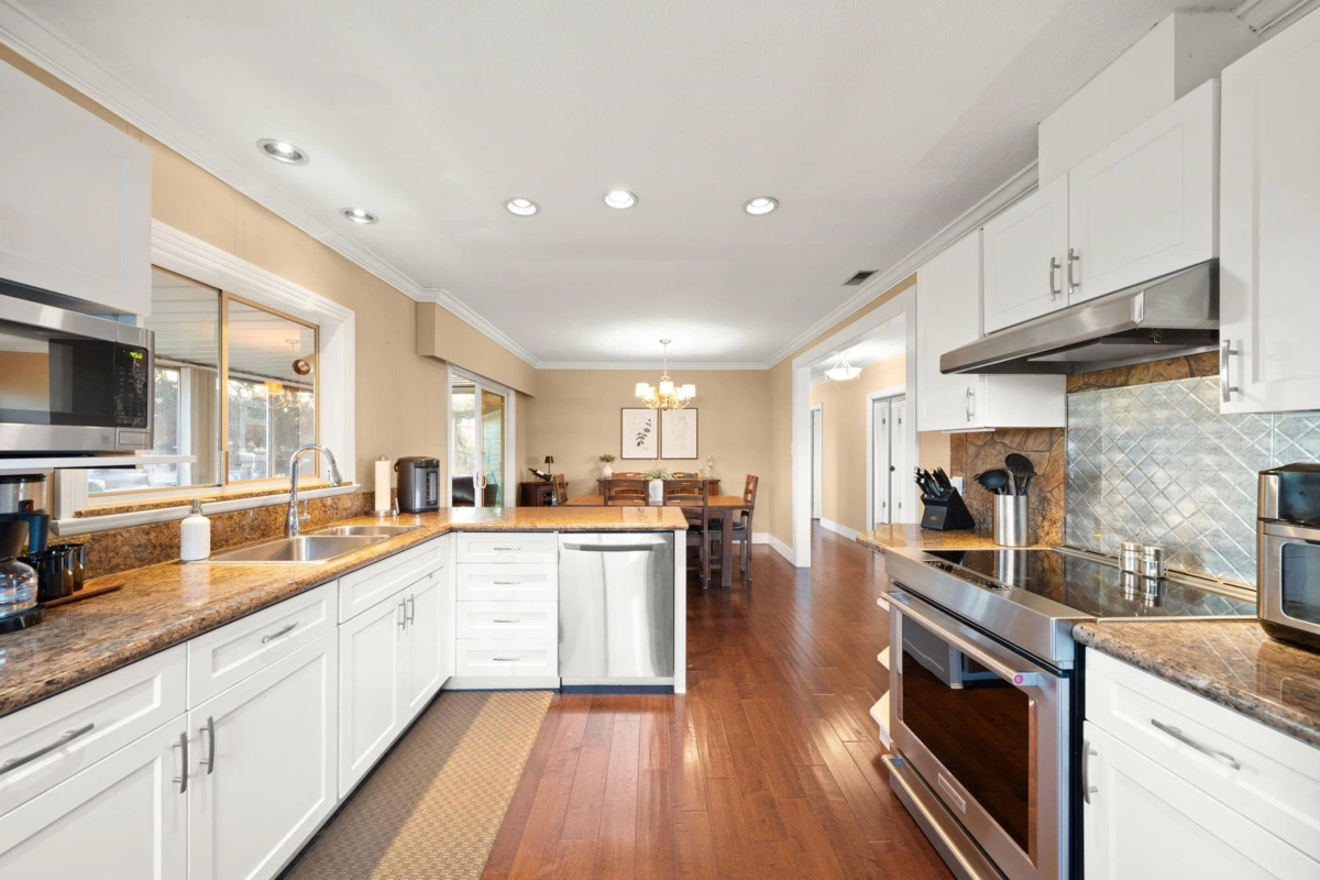 Walk-In Closet Photo of 5812 48a Avenue, Delta, BC