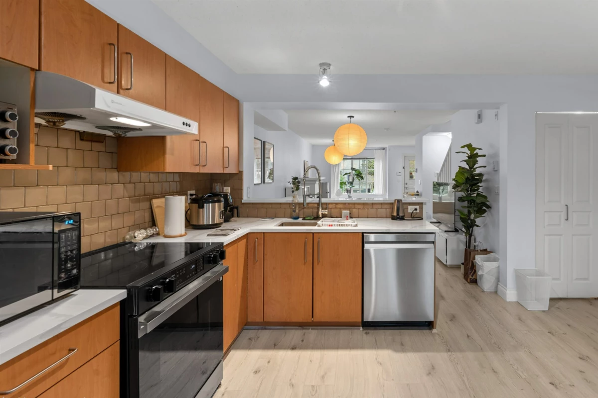 Kitchen Island Photo of 7336 Salisbury Avenue, Burnaby, BC