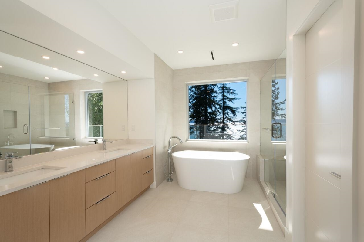 Entry Foyer Photo of 4437 Piccadilly North, West Vancouver, BC