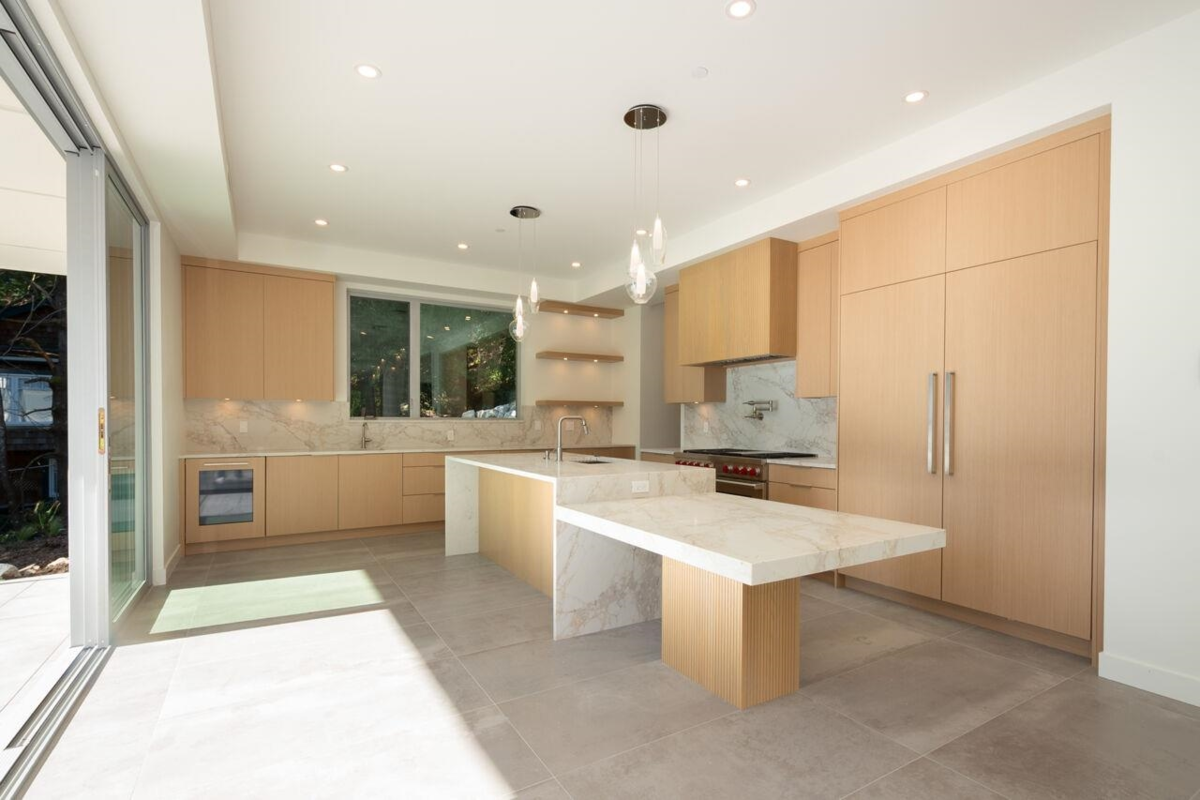 Family Room Photo of 4437 Piccadilly North, West Vancouver, BC