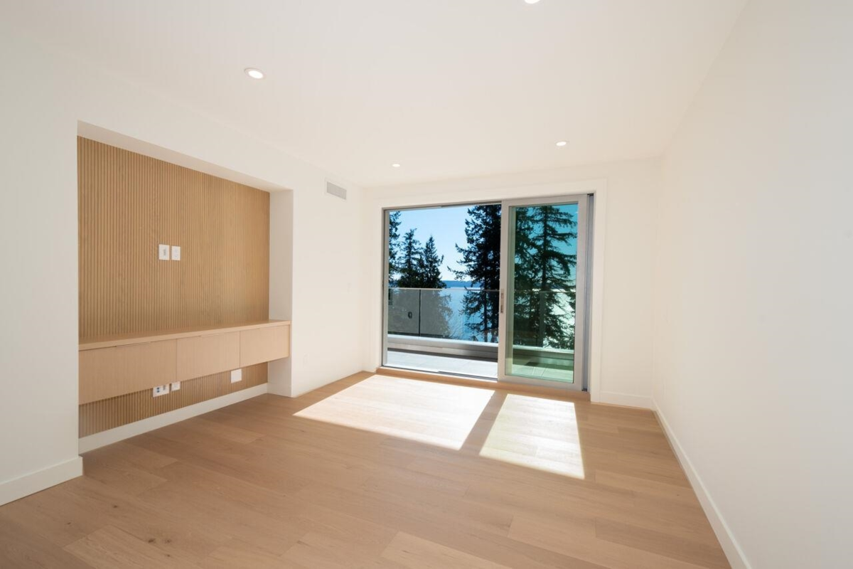 Guest Bathroom Photo of 4437 Piccadilly North, West Vancouver, BC