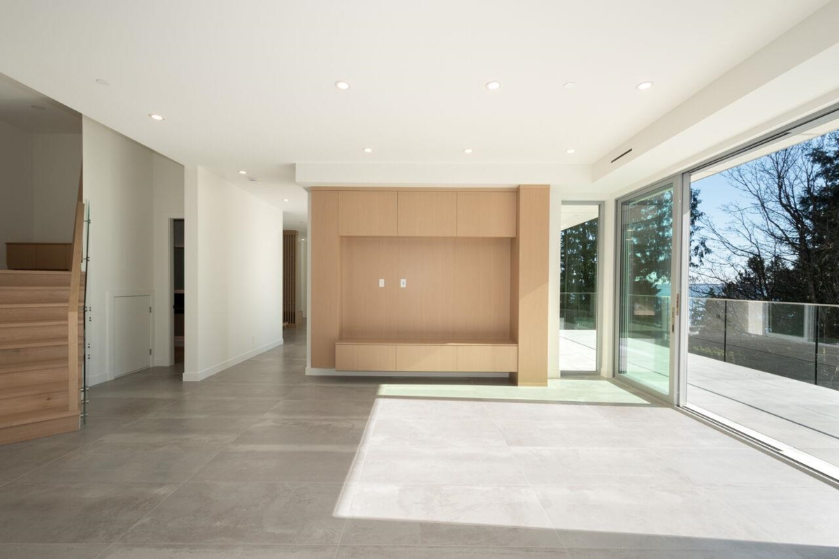 Kitchen Island Photo of 4437 Piccadilly North, West Vancouver, BC