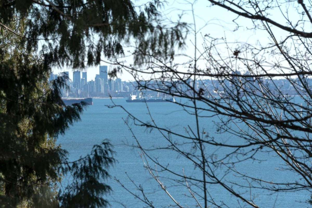 Laundry Room Photo of 4437 Piccadilly North, West Vancouver, BC