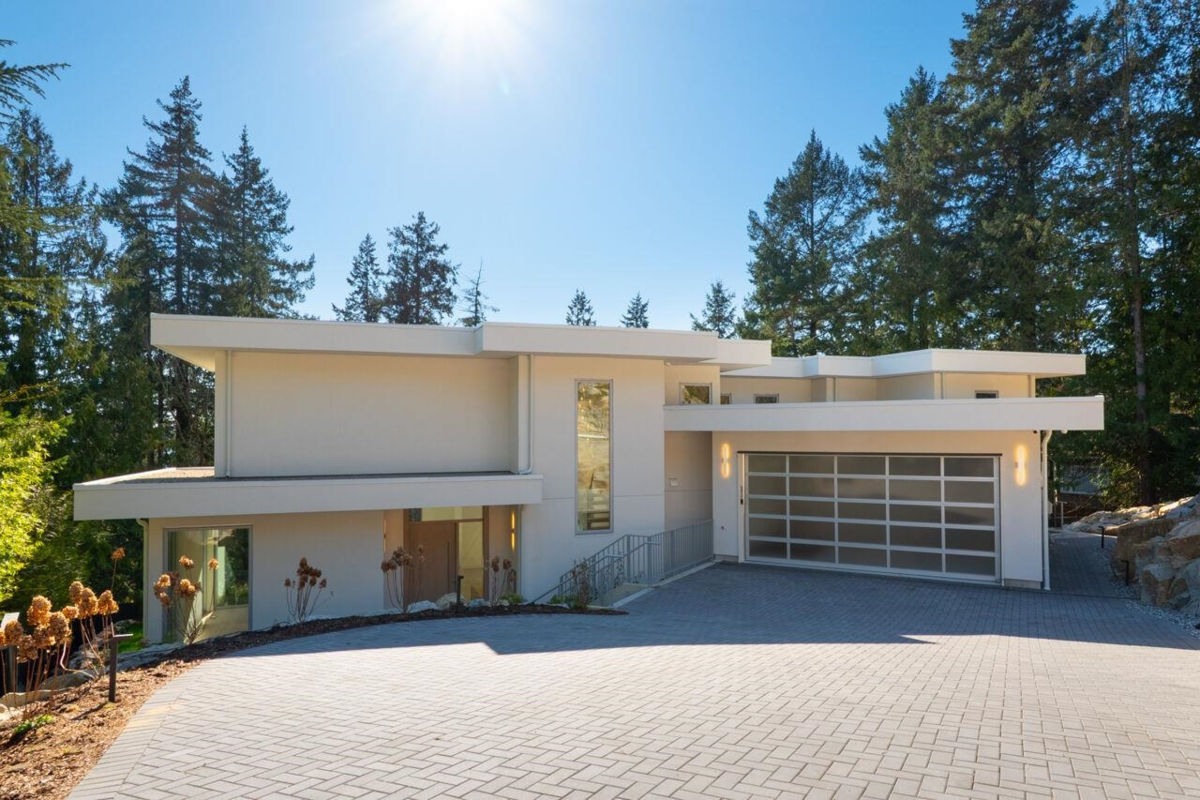 Living Room Photo of 4437 Piccadilly North, West Vancouver, BC