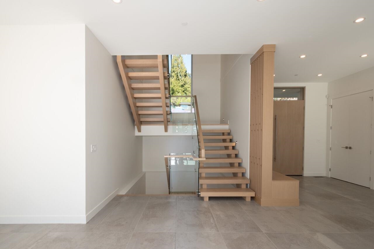 Loft / Bonus Room Photo of 4437 Piccadilly North, West Vancouver, BC