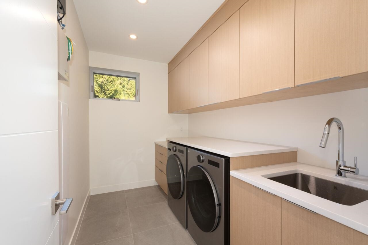 Swimming Pool Photo of 4437 Piccadilly North, West Vancouver, BC