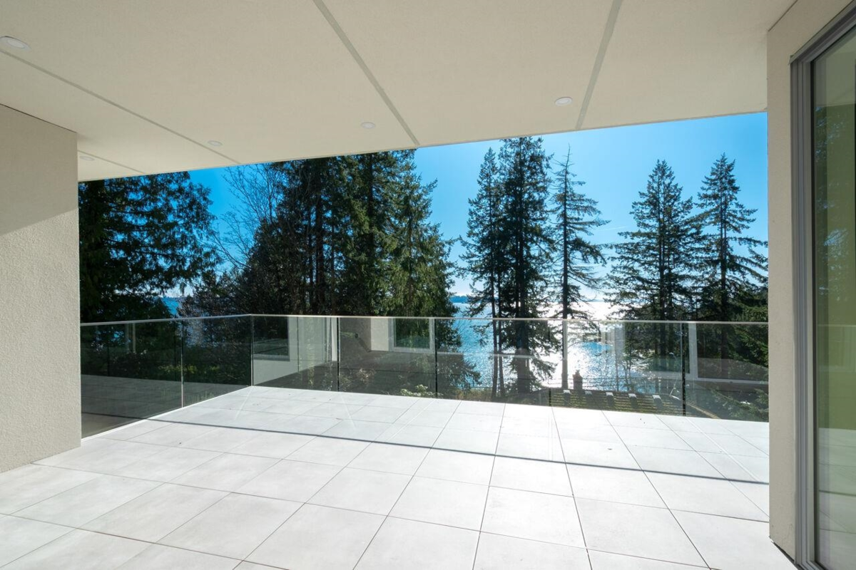 Walk-In Closet Photo of 4437 Piccadilly North, West Vancouver, BC