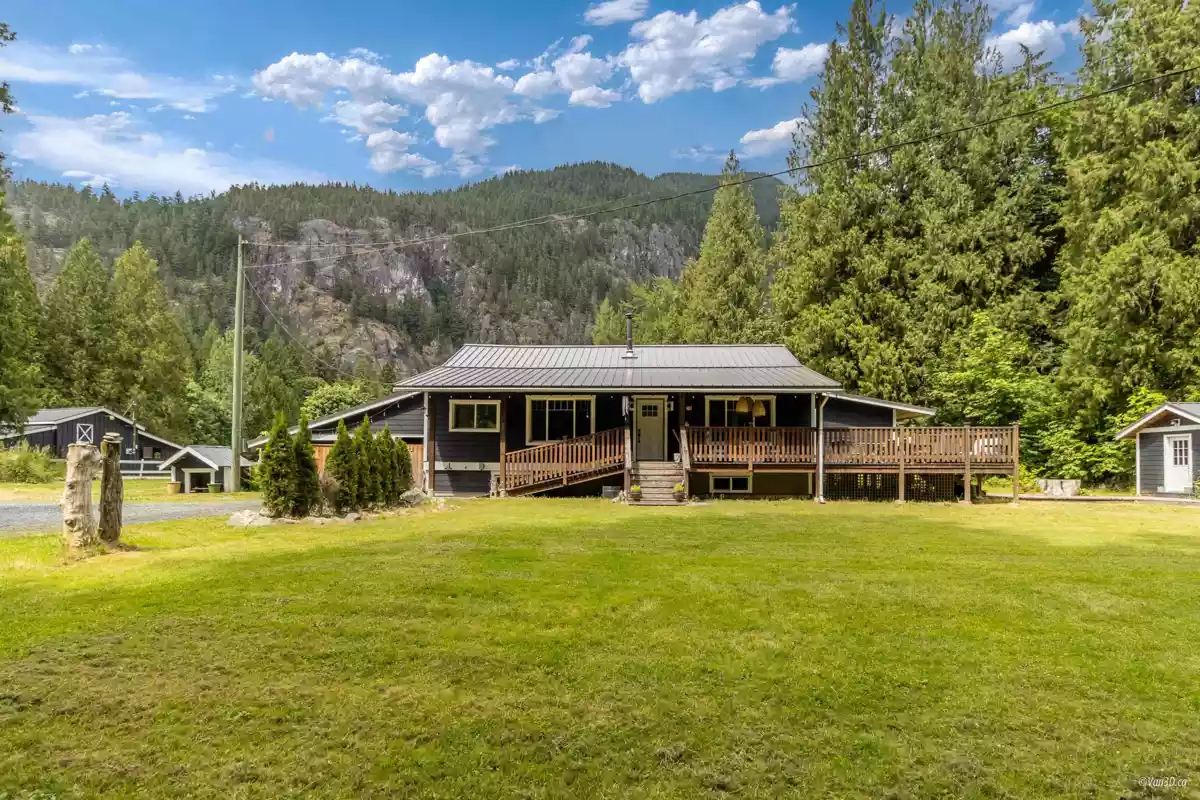 Dining Area Photo of 14848 Squamish Valley Road, Squamish, BC