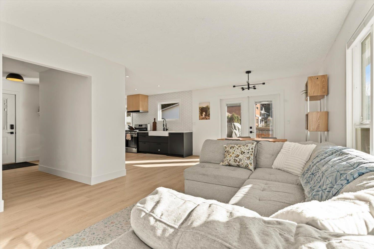 Kitchen Island Photo of 6111 Dundee Place, Chilliwack, BC