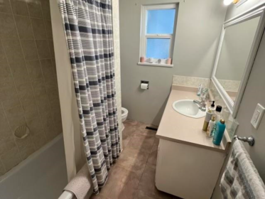 Primary Bathroom Photo of 447 E 30th Avenue, Vancouver, BC