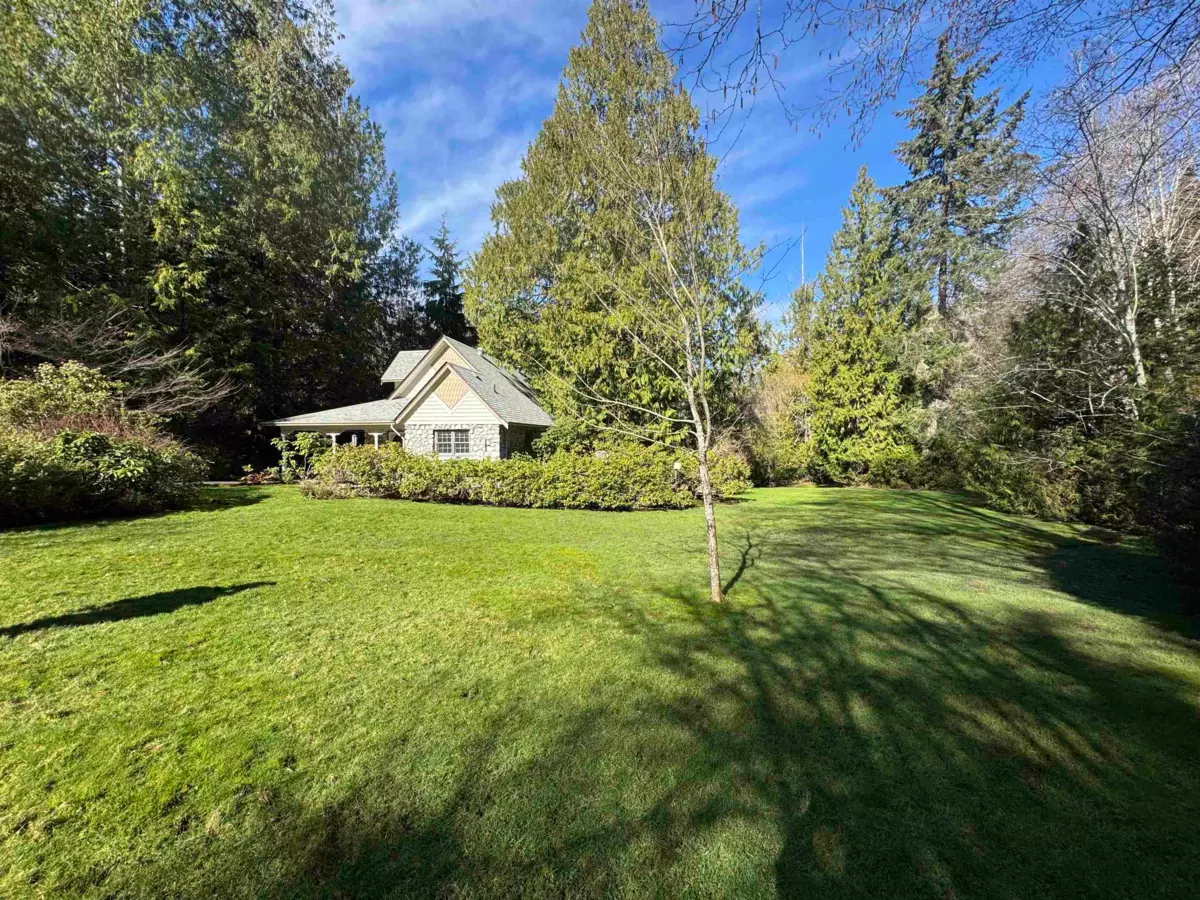 Living Room Photo of 5487 Brooks Road, Halfmoon Bay, BC