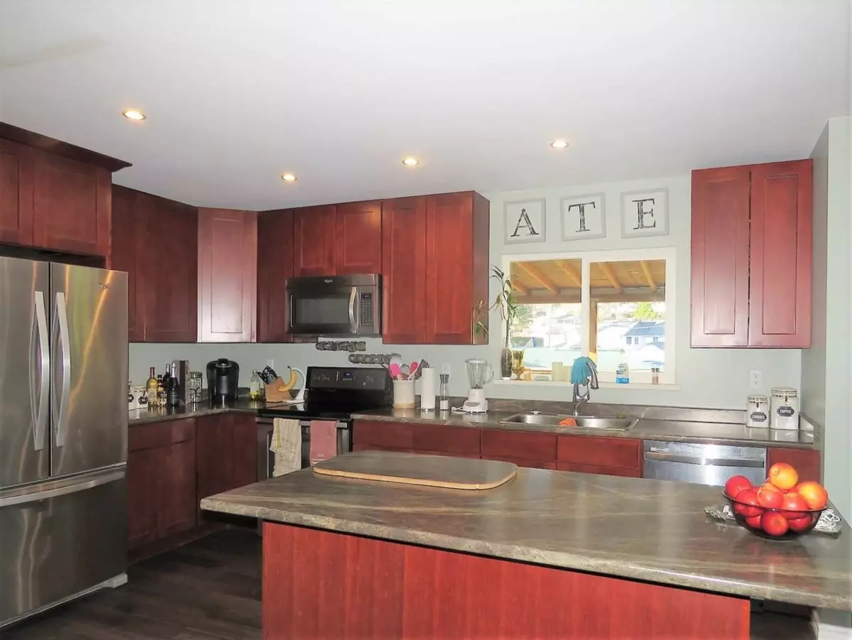 Living Room Photo of 8123 Sumac Place, Mission, BC