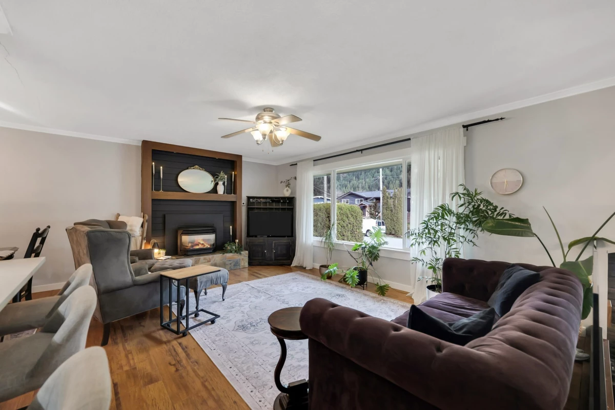 Dining Area Photo of 38101 Chestnut Avenue, Squamish, BC