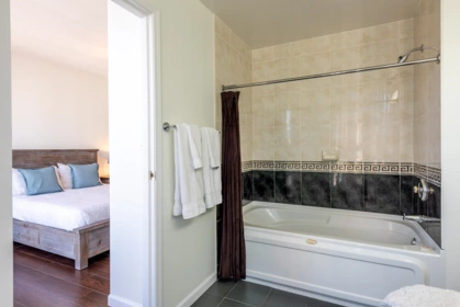 Primary Bathroom Photo of 2902 1166 Melville Street, Vancouver, BC