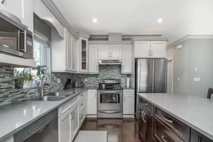 Kitchen Island Photo of 34660 4th Avenue, Abbotsford, BC