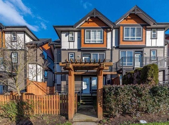Family Room Photo of 33 6378 142 Street, Surrey, BC