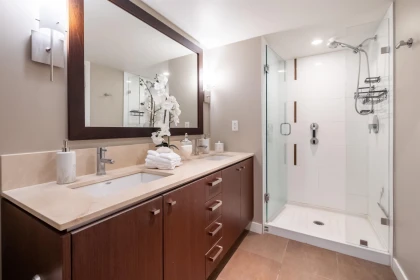 Entry Foyer Photo of 402 2950 King George Boulevard, Surrey, BC