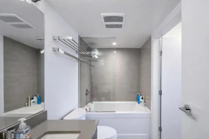 Primary Bathroom Photo of 1508 13325 102a Avenue, Surrey, BC