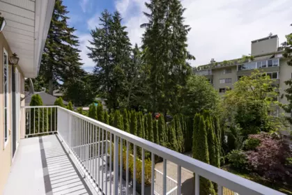 Hallway Photo of 1426 Fulton Avenue, West Vancouver, BC