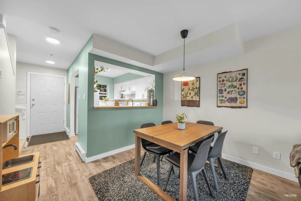 Dining Area Photo of 19 123 Seventh Street, New Westminster, BC