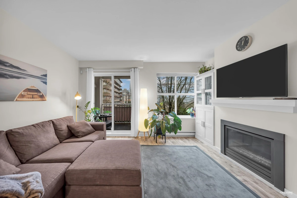Family Room Photo of 19 123 Seventh Street, New Westminster, BC